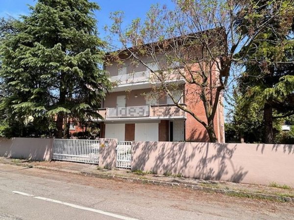 casa indipendente in vendita a Modena in zona Centro Storico