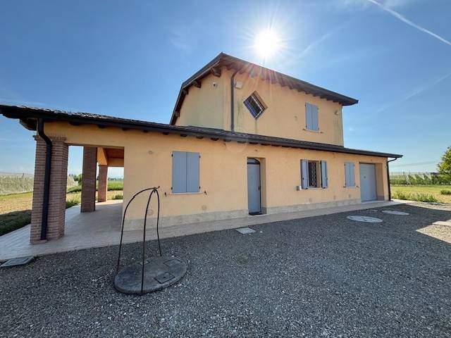 casa indipendente in vendita a Modena in zona Lesignana
