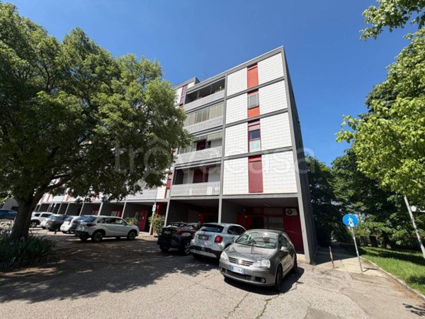 appartamento in vendita a Modena in zona Amendola