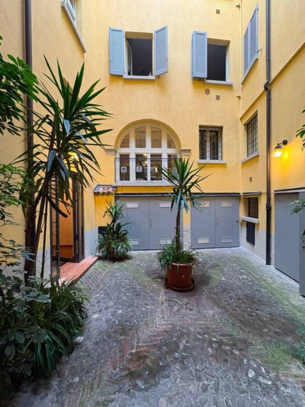 appartamento in vendita a Modena in zona Centro Storico