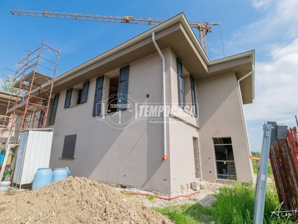 casa indipendente in vendita a Modena in zona Lesignana