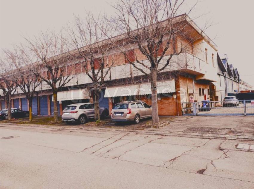 negozio in vendita a Modena in zona Madonnina / Quattro Ville