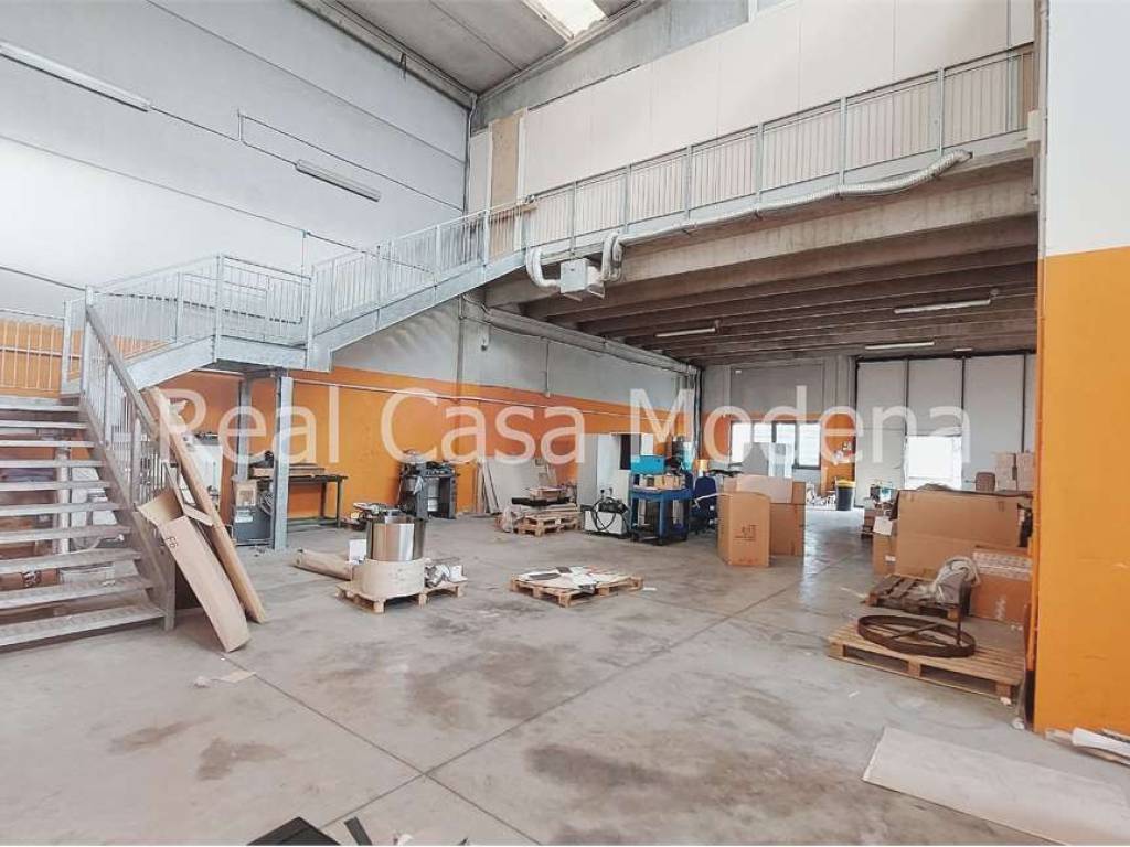 locale commerciale in vendita a Modena in zona San Lazzaro / Modena Est