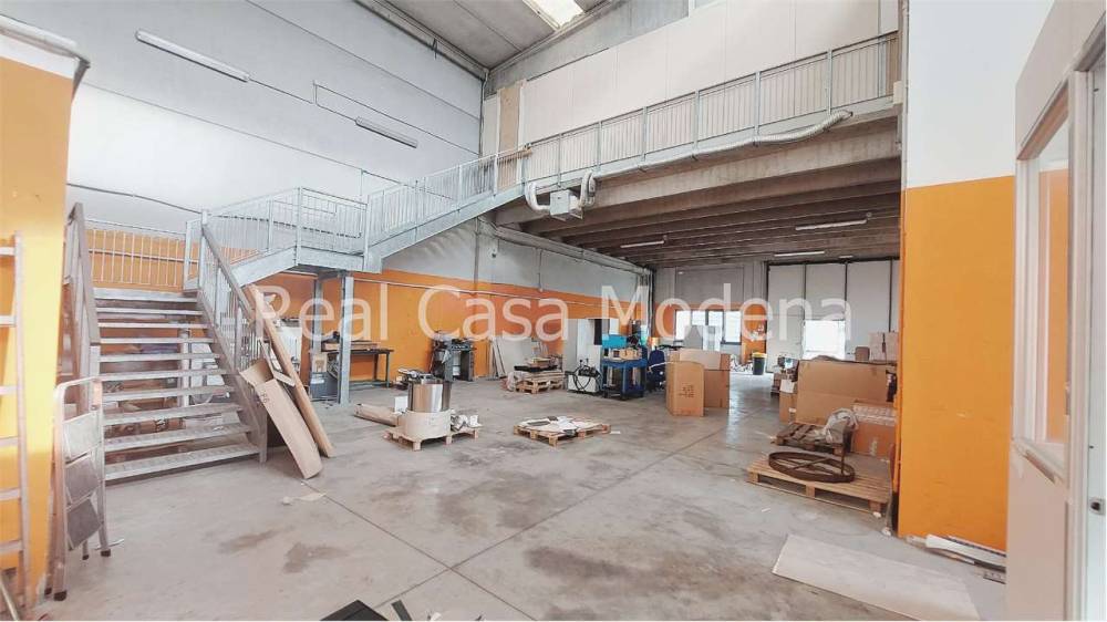capannone in vendita a Modena in zona Crocetta