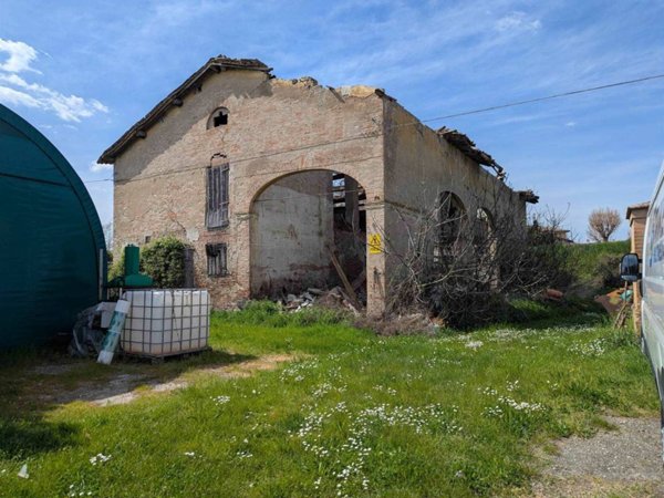 casale in vendita a Modena in zona Madonnina / Quattro Ville