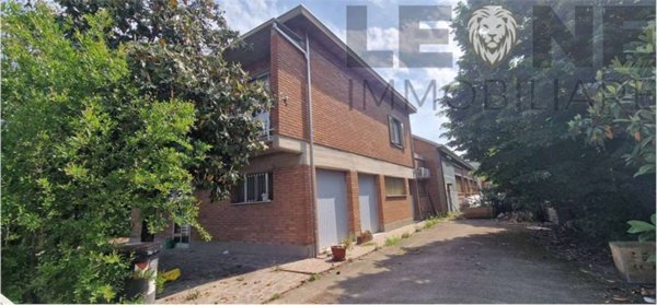 locale commerciale in vendita a Modena in zona Crocetta