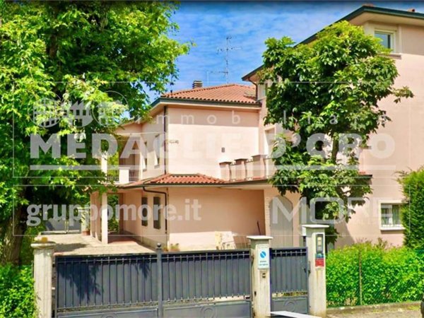 casa indipendente in vendita a Modena in zona Lesignana