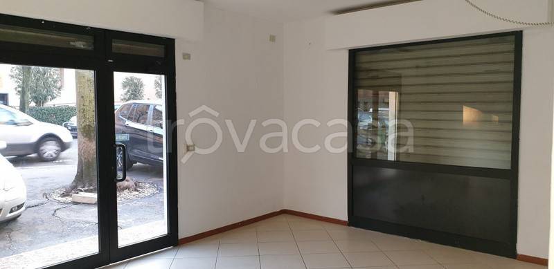 negozio in vendita a Modena in zona San Faustino