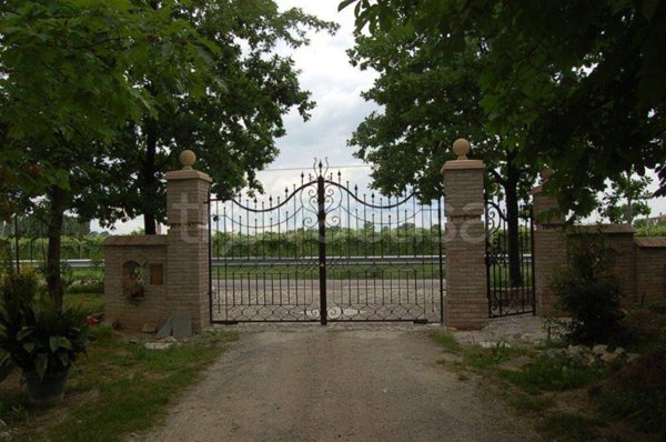 casa indipendente in vendita a Modena in zona Portile