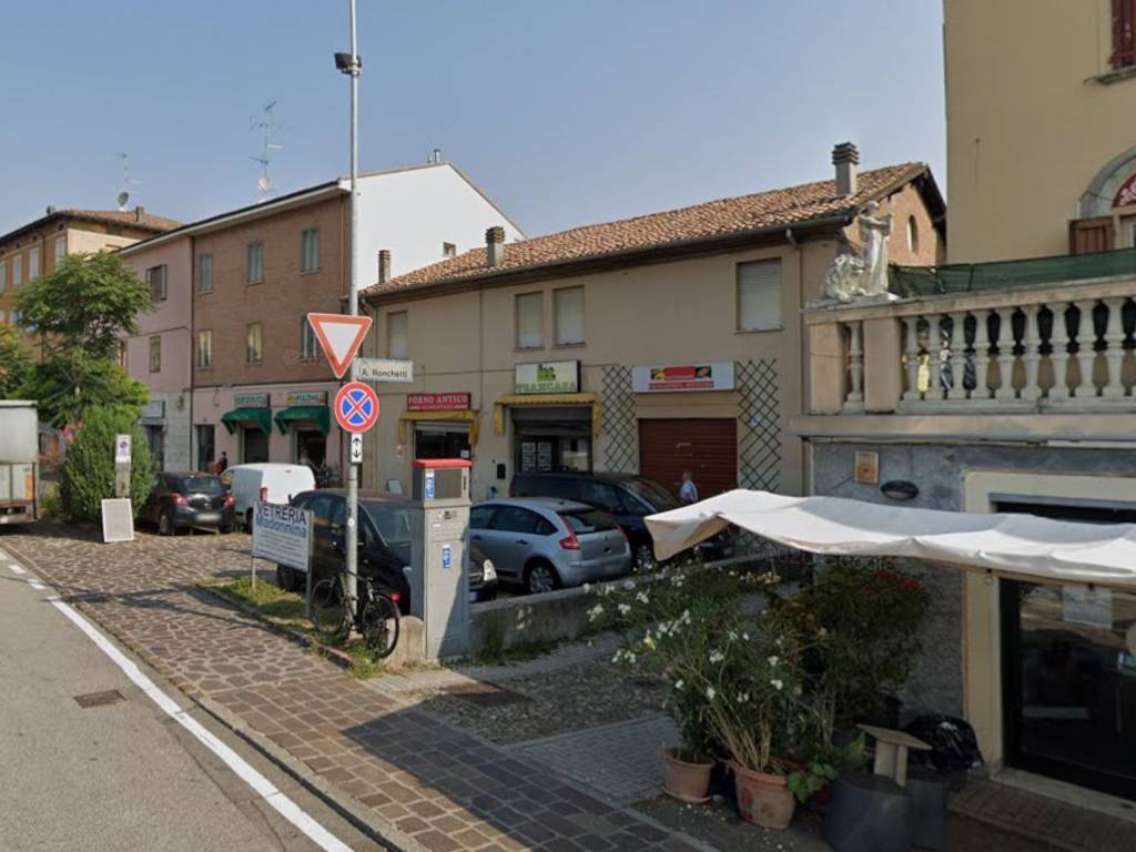 negozio in vendita a Modena in zona Madonnina / Quattro Ville