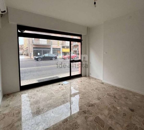negozio in vendita a Modena in zona San Faustino