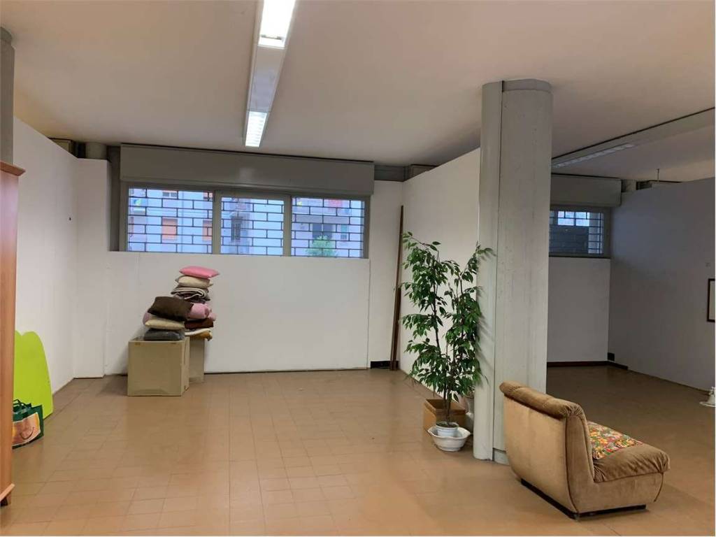 negozio in vendita a Modena in zona San Lazzaro / Modena Est