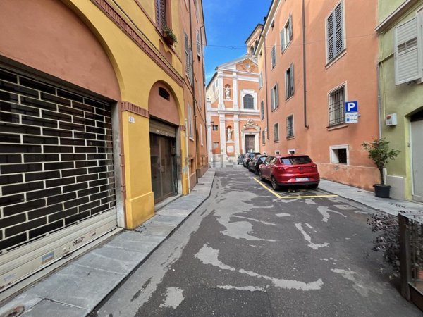 locale commerciale in vendita a Modena in zona Centro Storico