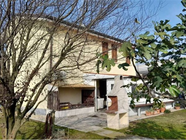 casa indipendente in vendita a Modena in zona Centro Storico