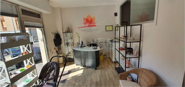 locale commerciale in vendita a Modena