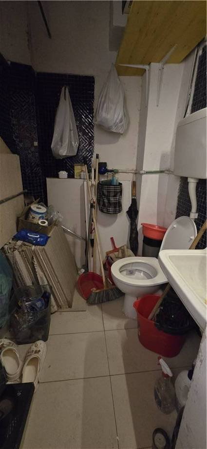 negozio in vendita a Modena in zona Centro Storico