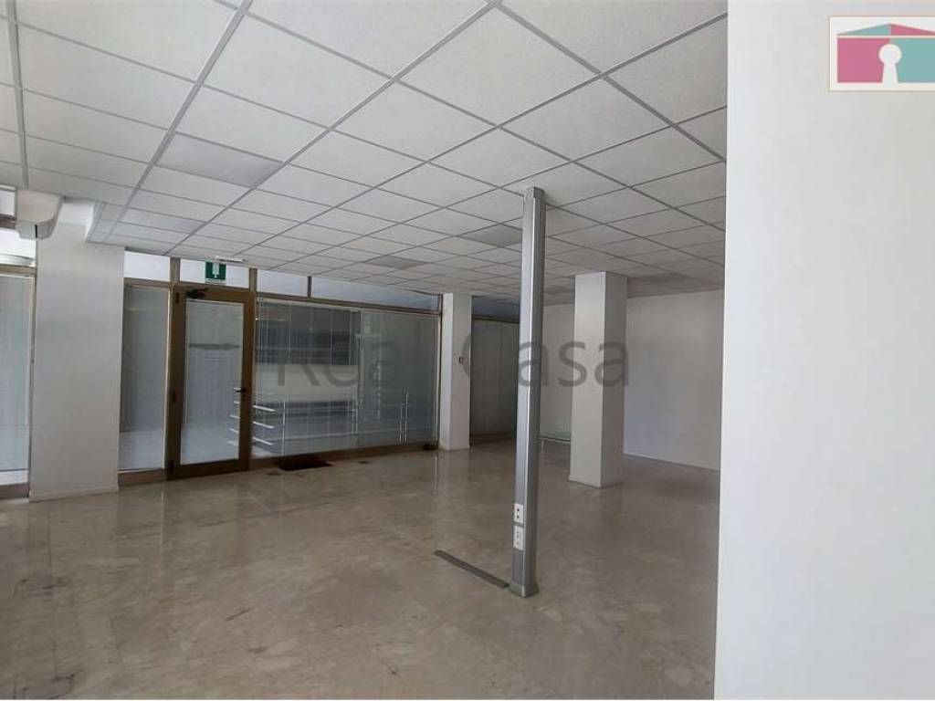 negozio in vendita a Modena in zona Cittanova