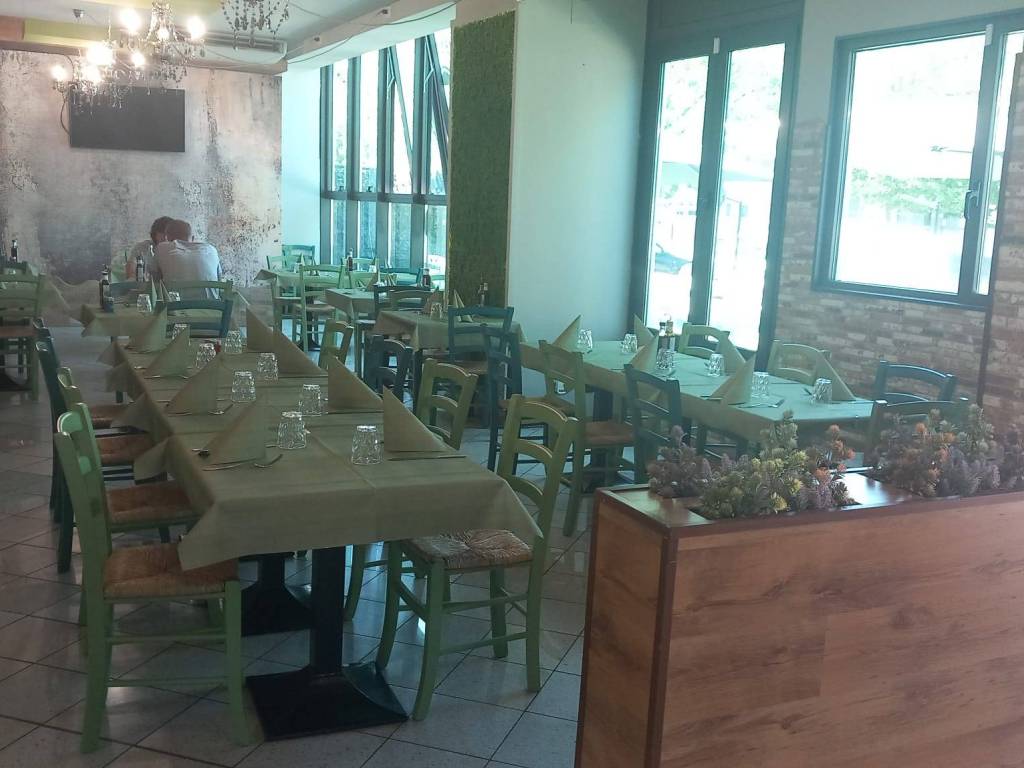negozio in vendita a Modena in zona San Lazzaro / Modena Est