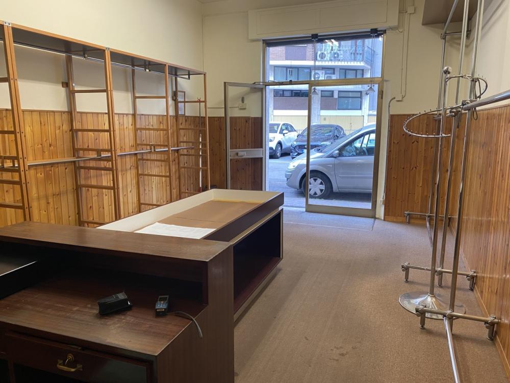 locale commerciale in vendita a Modena