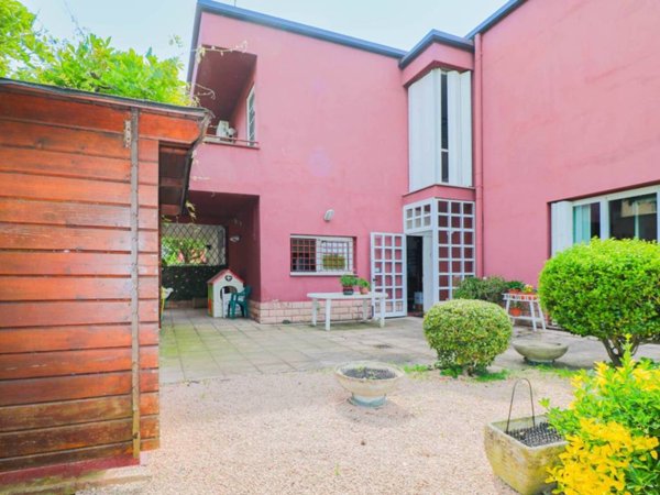 casa indipendente in vendita a Modena in zona San Lazzaro / Modena Est