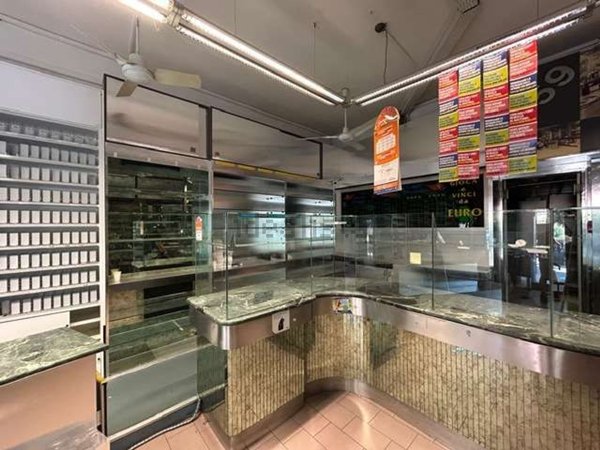 locale commerciale in vendita a Modena in zona Lamarmora