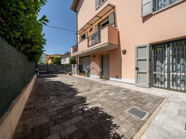 casa indipendente in vendita a Modena in zona Vaciglio