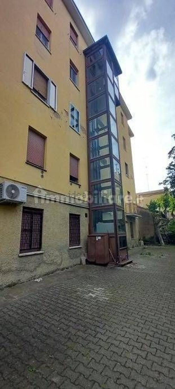 appartamento in vendita a Modena in zona Amendola