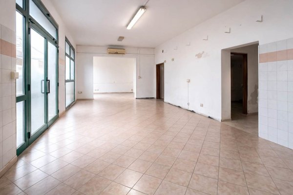 negozio in vendita a Modena in zona Crocetta