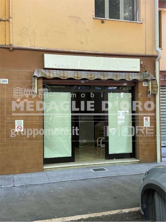 negozio in vendita a Modena in zona Crocetta