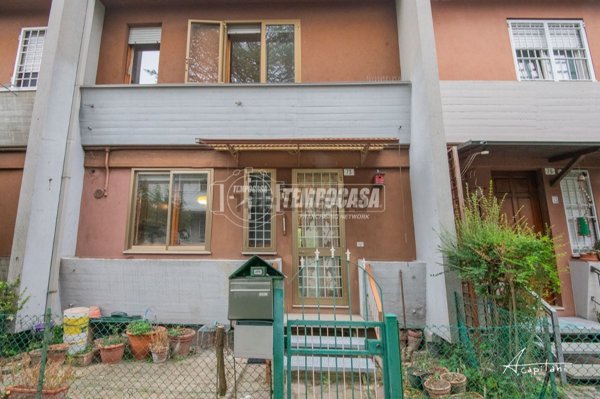 casa indipendente in vendita a Modena in zona Amendola