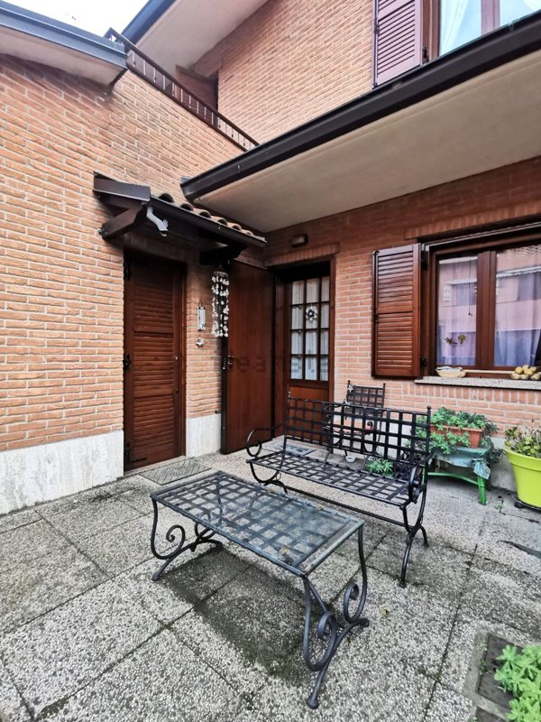 casa indipendente in vendita a Modena in zona Portile