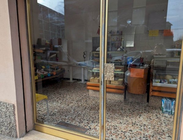 negozio in vendita a Modena in zona Madonnina / Quattro Ville