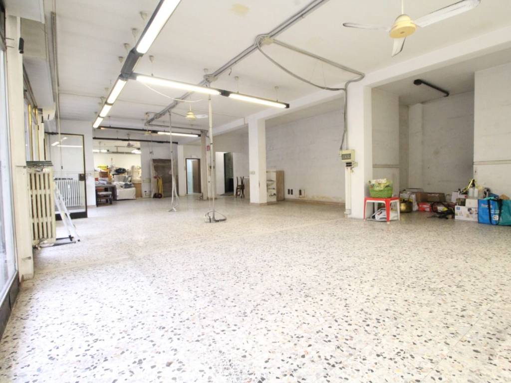 negozio in vendita a Modena in zona San Lazzaro / Modena Est