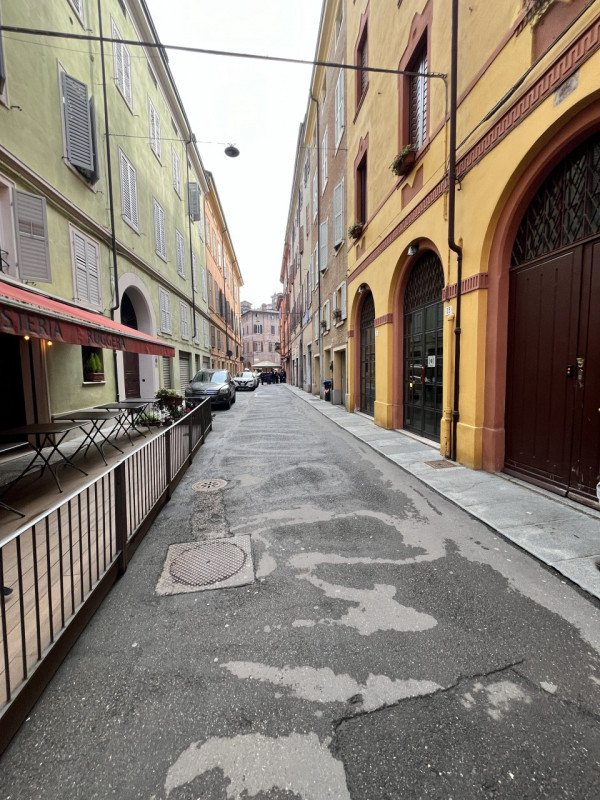 negozio in vendita a Modena in zona Centro Storico