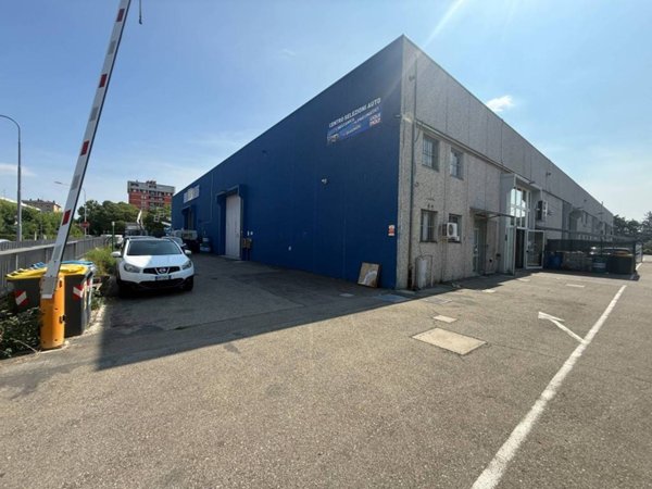 locale commerciale in vendita a Modena in zona San Lazzaro / Modena Est