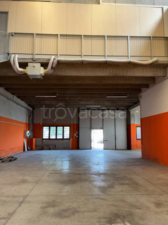 locale commerciale in vendita a Modena