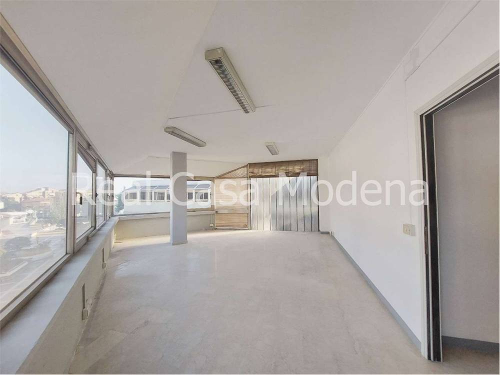 ufficio in vendita a Modena in zona San Faustino