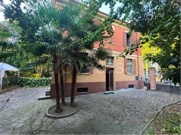 casa indipendente in vendita a Modena in zona Centro Storico