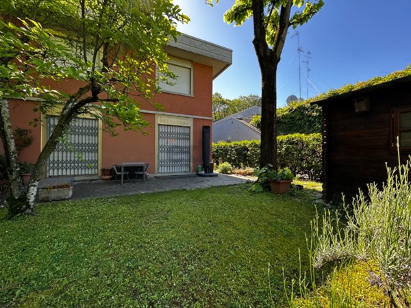 casa indipendente in vendita a Modena