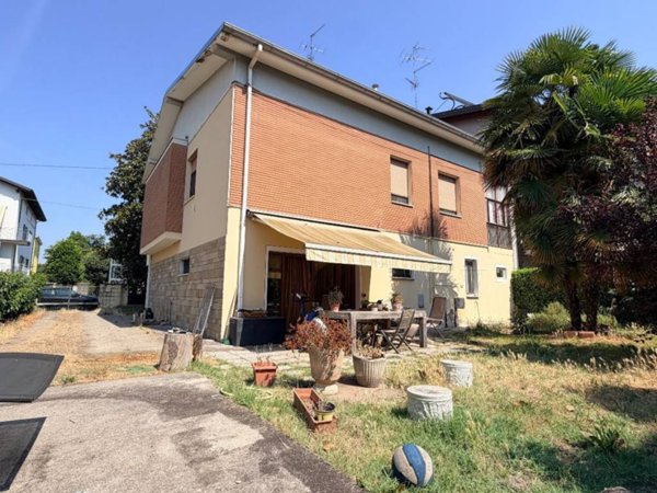 casa indipendente in vendita a Modena in zona Amendola