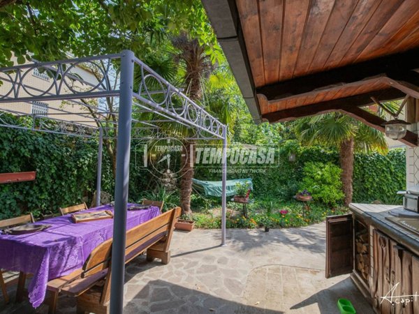 casa indipendente in vendita a Modena in zona Amendola