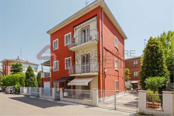 casa indipendente in vendita a Modena in zona Amendola
