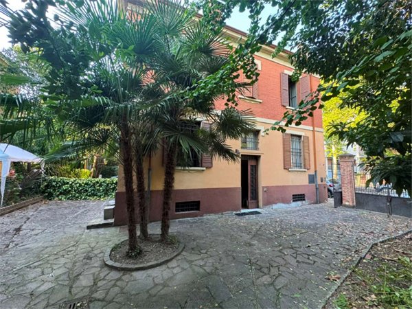 casa indipendente in vendita a Modena in zona Centro Storico