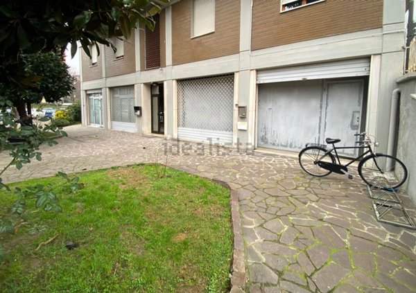 locale commerciale in vendita a Modena in zona Buon Pastore