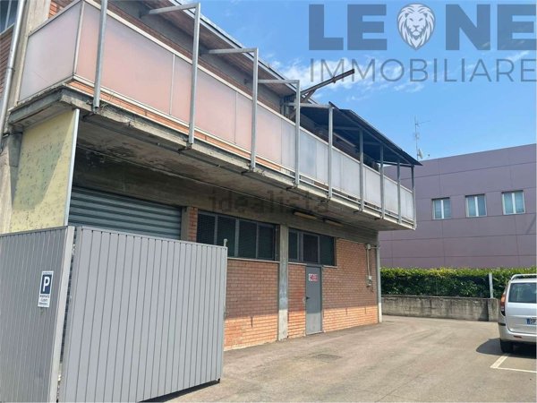 locale commerciale in vendita a Modena in zona San Lazzaro / Modena Est