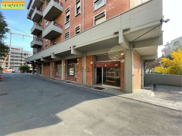 locale commerciale in vendita a Modena in zona Amendola