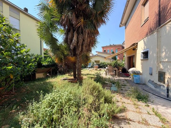 casa indipendente in vendita a Modena in zona Amendola
