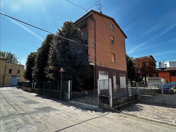 appartamento in vendita a Modena in zona Amendola