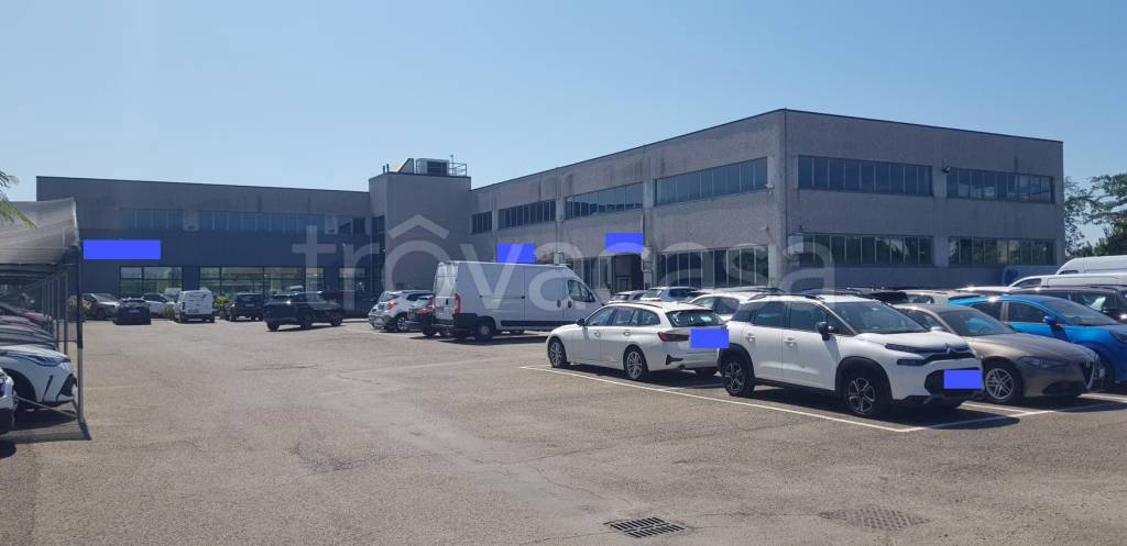 locale commerciale in vendita a Modena in zona Crocetta