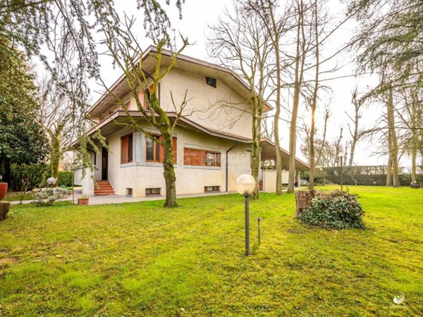 casa indipendente in vendita a Modena in zona Lesignana